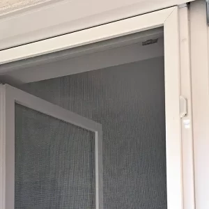 Nyíló szúnyoghálós ajtó